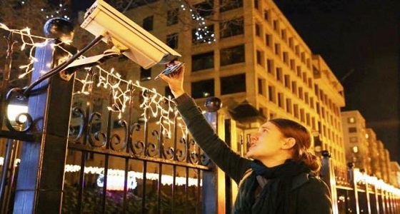 أمريكية تعرض مجازر حلب أمام كاميرا منزل السفير الروسي في واشنطن