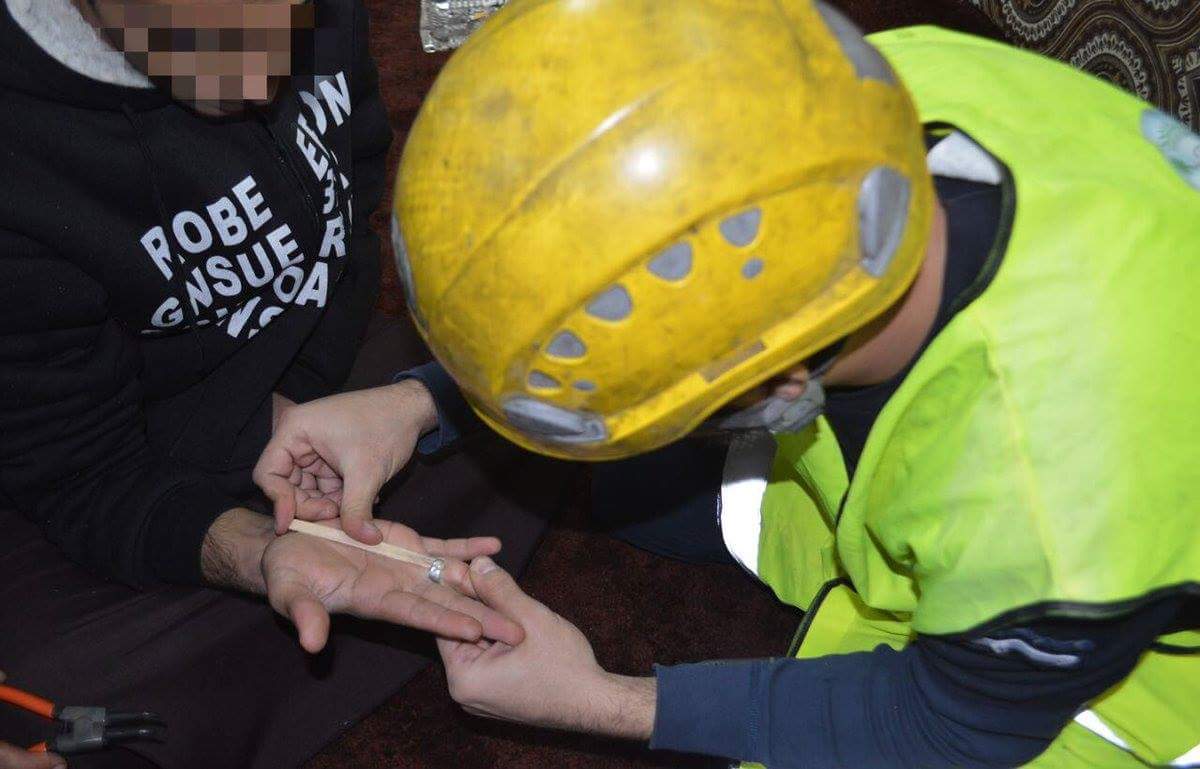 مدني رفحاء يحرر اصبع مواطن احتجز في خاتم حديد