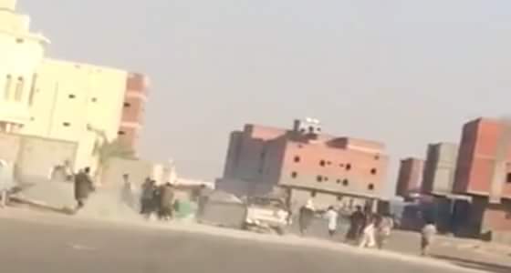 بالفيديو ..مضاربة جماعية وضرب مبرح بين عمال باكستانيين