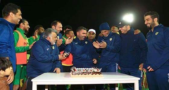 بالصور.. لاعبو الخليج يحتفلون بعيد ميلاد المدير الفني خلال المران