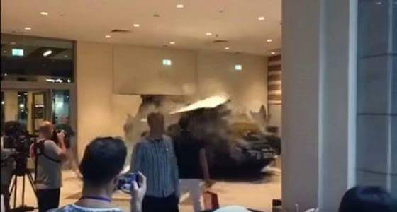 بالفيديو ..دبابة عسكرية تقتحم  دبي مول  وسط فزع المارة