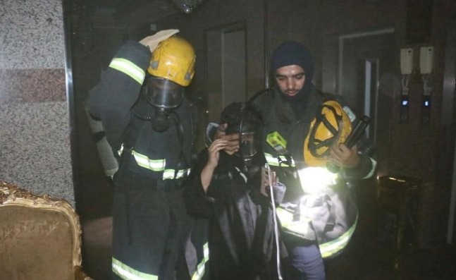 مدني حفر الباطن يخمد حريقاً في منزل وينقذ امرأة وطفلين