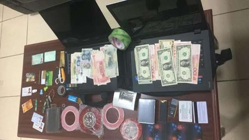 شرطة الشرقية تلقي القبض على وافدين تورطا في سرقة عملاء البنوك