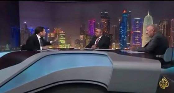 بالفيديو :مذيع الجزيرة يفعل على ضيفه عند حديثه عن الجيوش العربية