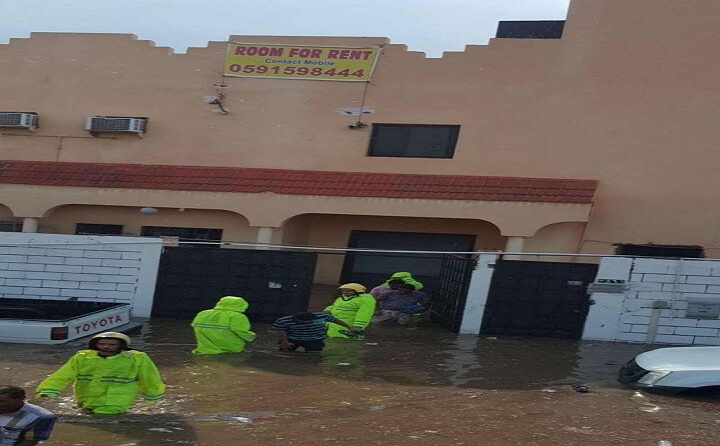 “مدني جدة” يفك احتجاز 48 عاملاً علقوا بمبنى بسبب الأمطار  “ولم تسجل اي حالات وفاة