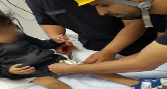 مدني نجران ينقذ طفل علقت قدمه داخل قطعة بلاستيكية