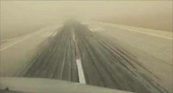 بالفيديو.. طيار سعودي يتحدى الغبار ويهبط بمطار الرياض باحترافية ومهارة عالية