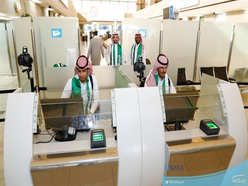 بالصور.. مطار جدة يستقبل الاماراتيين بأوبريت وطني احتفالا باليوم الوطني