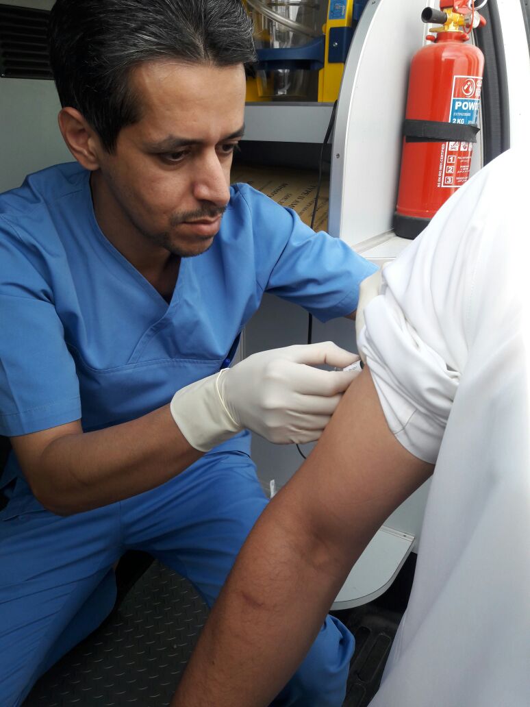 بالصور.. مستوصف السيل الكبير يبادر بحملة تطعيمات ضد الانفلونزا عند مسجد الجمعه