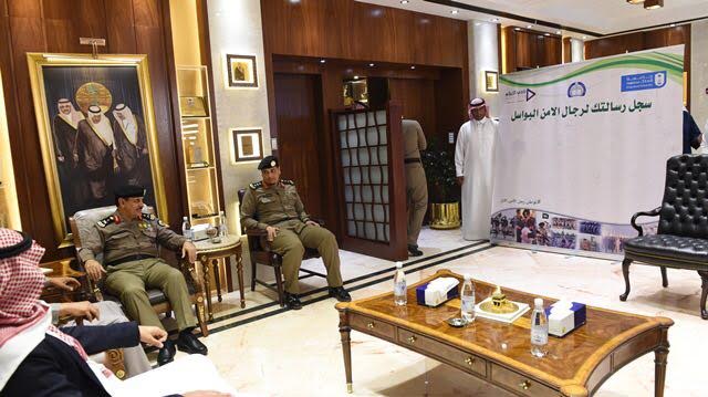 الفريق المحرج يتسلم لوحة الوفاء من جامعة الملك سعود