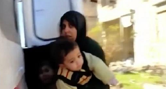 بالفيديو : قناص يستهدف سيارة إسعاف تنقل أطفال ونساء في حلب