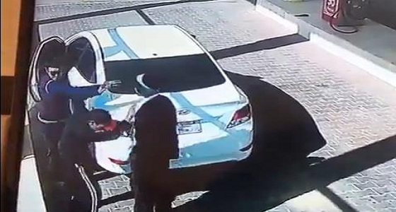 بالفيديو.. شاب يعتدي بـ«عصا» على عامل في محطة بنزين بعدما طرق باب سيارته
