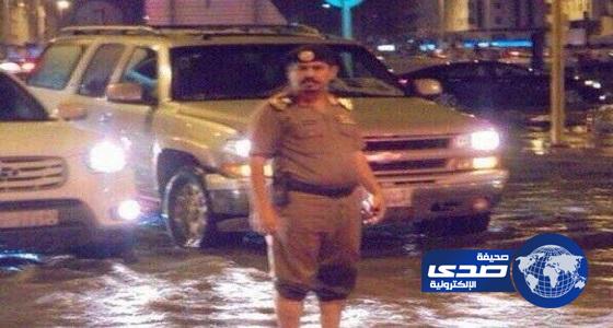 بعد وفاته في حادث.. نشطاء يتداولون صورة اللواء &#8220;الحربي&#8221; وسط مياه الأمطار