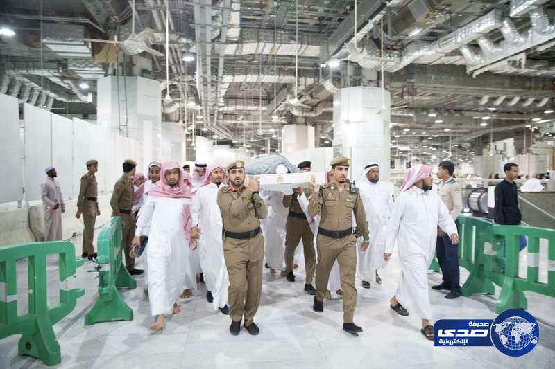 بالصور.. مئات المصلين يؤدون صلاة الميت على اللواء الحربي بالمسجد الحرام