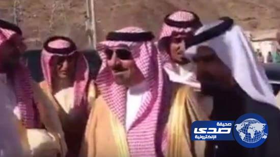 بالفيديو.. أمير نجران يوقف موكبه للسلام على طلاب اصطفوا لإستقباله