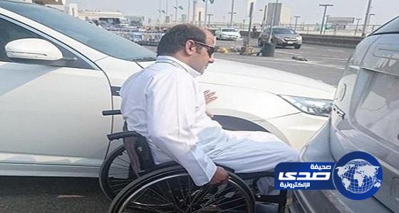 بالفيديو.. شاب من ذوي الاحتياجات يعجز عن ركوب سيارته بسبب قائد سيارة مخالف