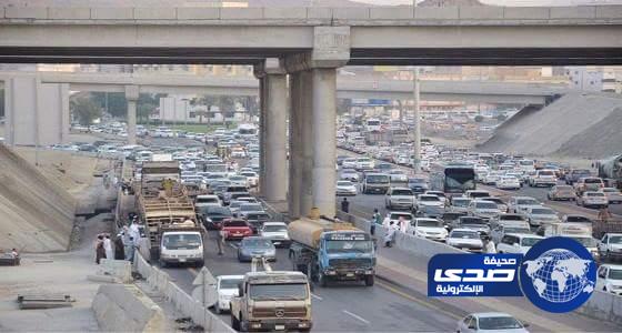تعطل الحركة المرورية اثر انقلاب شاحنة تقل أغنام في مكة