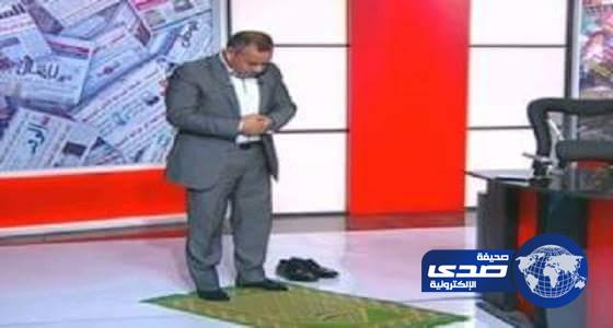 بالفيديو ..إعلامي مصري يصلي على الهواء مباشرة ورن هاتفه ..هكذا كان رد فعله !