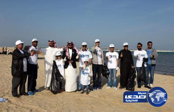 بالصور .. رفع 4 أطنان نفايات من شواطئ الخبر