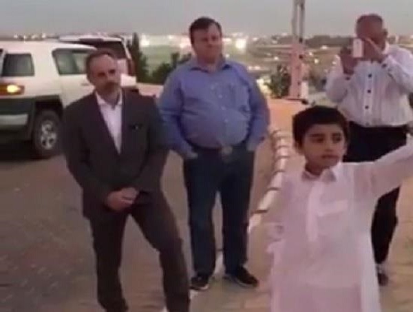 بالفيديو. .طفل يترجم  مايقوله مرشد سياحي لسياح اجانب بالقصيم