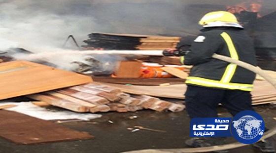 بالصور ..الدفاع المدني يباشر حريقا بمستودع بجدة