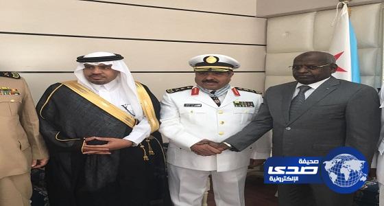 رئيس وزراء جيبوتي يقلد مدير عام حرس الحدود وسام 27 يونيو 1977 للاستحقاق الوطني