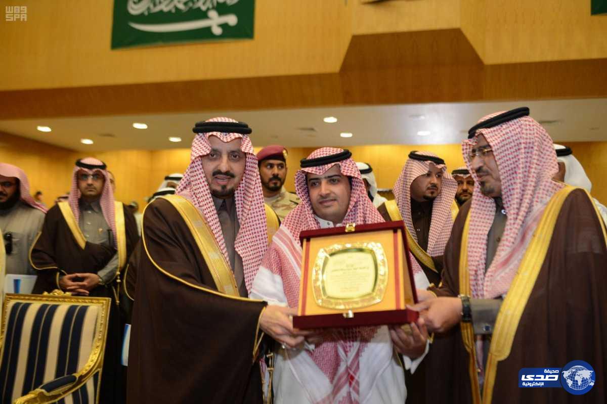 بالصور.. أمير عسير يكرم أوائل المتفوقين بأبها.. ويدشن عددا من المشروعات والبرامج