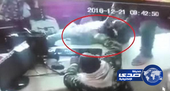 بالفيديو.. ميليشيات الحوثي تعتدي بوحشية على موظف رفض التبرع للبنك المركزي