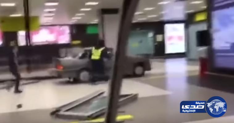 بالفيديو.. رجل يقتحم مطارًا في روسيا بسيارته ويجول محطماً قاعاته