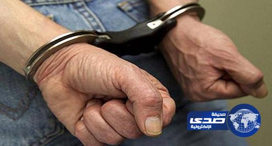 “شرطة تبوك “تطيح ب 3 جناة تسللوا إلى منزل مواطن في محاولة نقب الجدار لسرقة محل ذهب