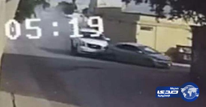 بالفيديو.. مواطن يطارد 3 اشخاص سرقوا حقيبة نقوده  أثناء خروجه من بنك