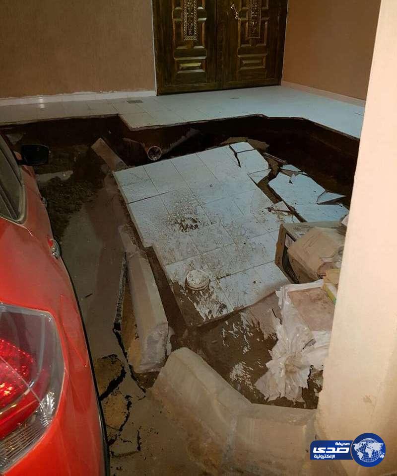 بالصور.. سقوط سيارتين داخل منهل عمارة سكنية في ينبع