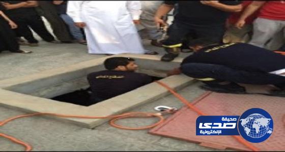 بالصور.. الدفاع المدني ينقذ عاملين سقطا في غرفة خزانات وقود بالإحساء