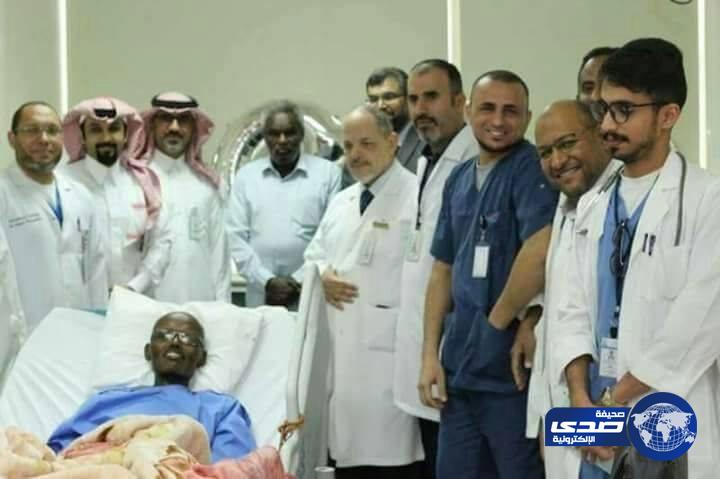 طبيب سوداني يحصل على «الزمالة السعودية» من على سرير العناية المركزة