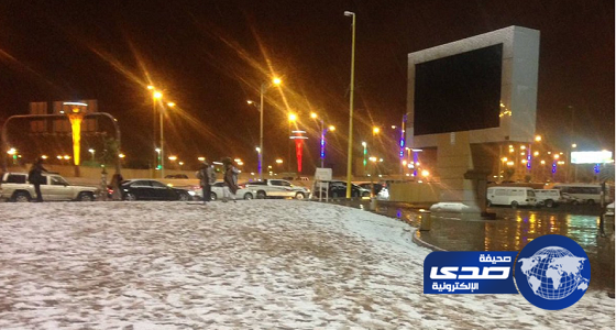 بالفيديو والصور.. تساقط الثلوج في شوارع «عرعر» و«طريف»