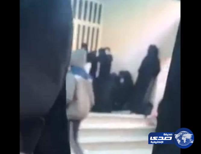 بالفيديو.. شجار عنيف لفتيات بجامعة الطائف ينتهي بتدخل الهلال الأحمر
