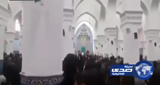 بالفيديو.. متظاهرون يرشقون مساعد الرئيس الإيراني بالحجارة