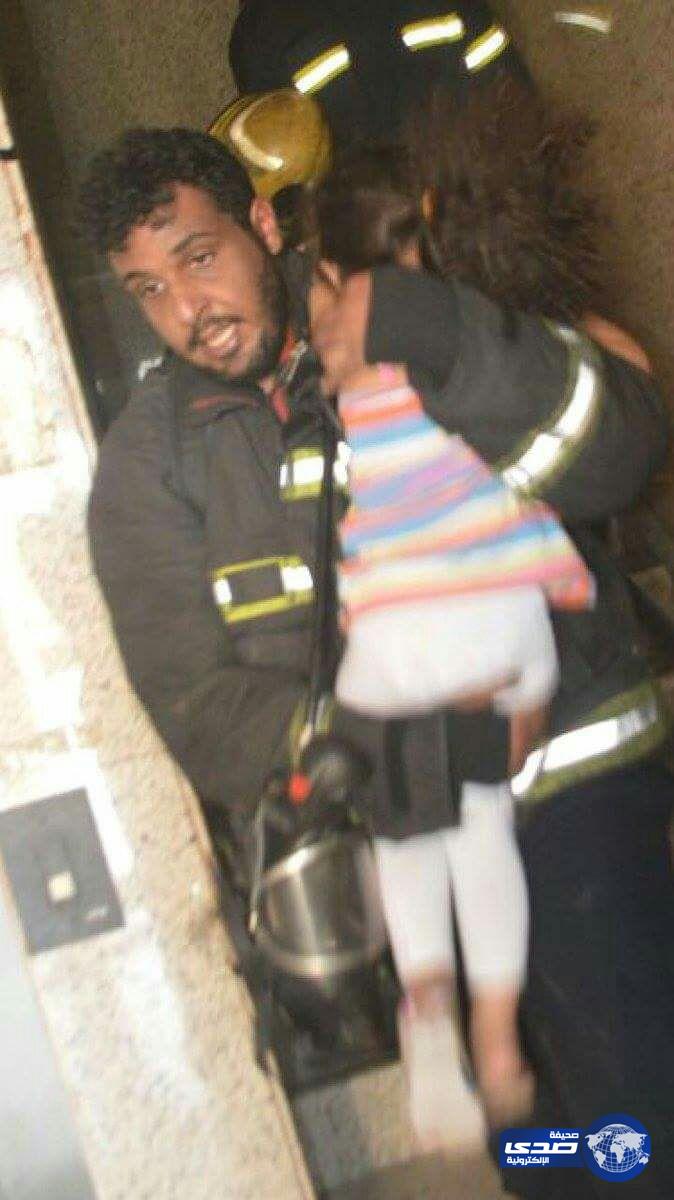 بالصور .. مدني جدة يخمد حريقاً اندلع بشقة سكنية و ينقذ ٩ أشخاص