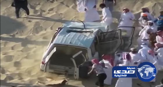 بالفيديو.. تحطم سيارة خليجي بعد انقلابها عدة مرات أثناء ممارسة التطعيس