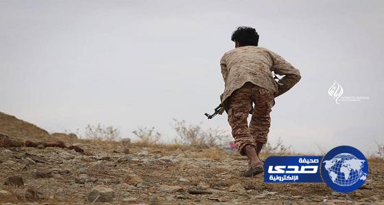 بالصور.. شاب بالجيش اليمني يسحب جثمان زميله الشهيد وسط رصاص الميليشيات الحوثية