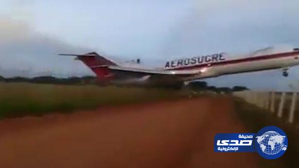 بالفيديو.. لحظة تحطم طائرة شحن ومصرع 5 أشخاص في كولومبيا