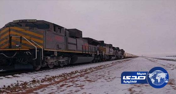 بالفيديو والصور..  ناشطون يوثقون رحلة قطار &#8220;سار&#8221; وسط الثلوج