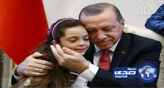بالفيديو والصور.. طفلة تغريدات مأساة حلب في حضن أردوغان بقصر الرئاسة التركي