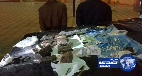 ضبط سعوديان وبحوزتهما 600 حبة كبتاجون و1.5 كجم حشيش بخميس مشيط