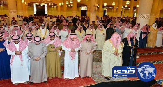 أمير الرياض يؤدي صلاة الميت على الأميرة دليل بنت عبدالله