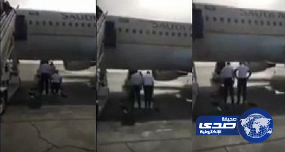 فيديو لطيار ومساعده يؤديان الصلاة تحت سلم طائرة قبل إقلاعها