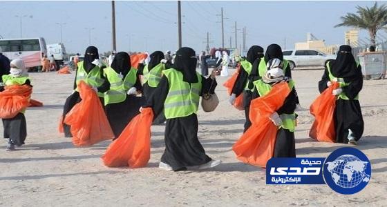 بالصور..أمانة الأحساء والمجلس البلدي يشاركون 400 متطوعا في نظافة جبل الشعبة التاريخي