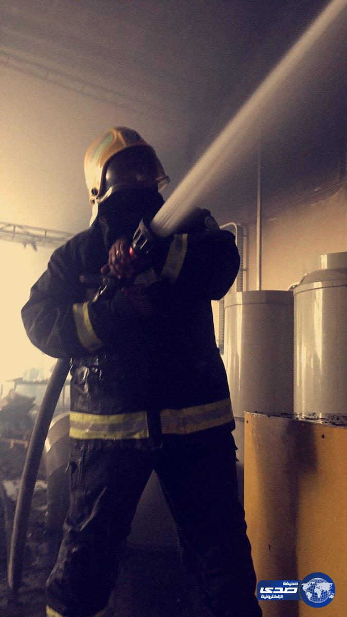 بالصور.. السيطرة على حريق بمستودع بلاستيك فى جدة