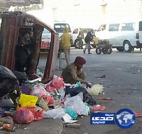 نشطاء يتداولون صورة لعسكري يمني يبحث عن طعامه بين «القمامة»