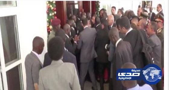 بالفيديو.. اشتباك بالأيدي بين حرس الرئيسين المصري والأوغندي